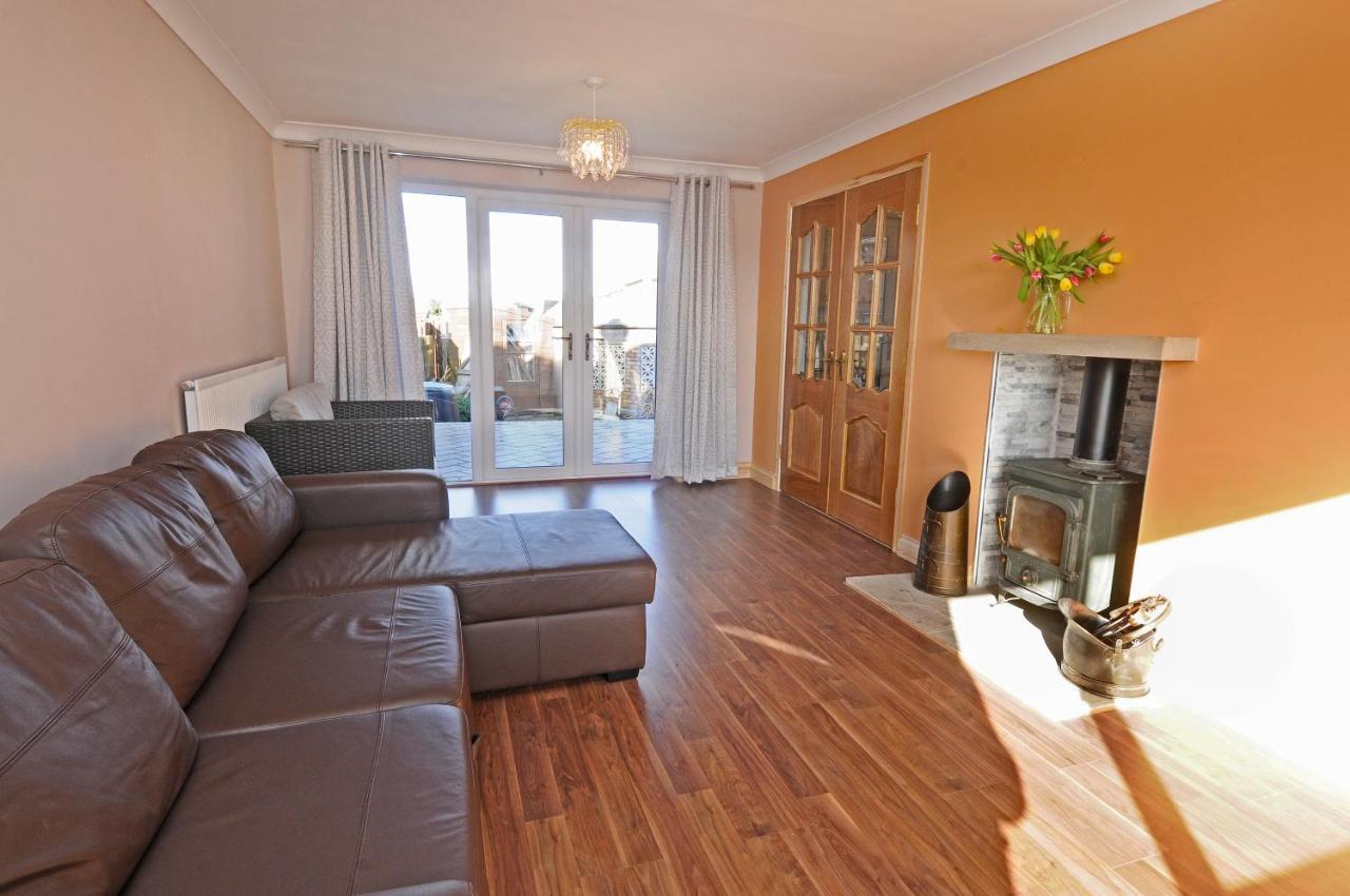 Whitby Spacious Rugby Field Cottage With Off-Street Parking And Ev Fast Point For Electric Cars Exterior photo
