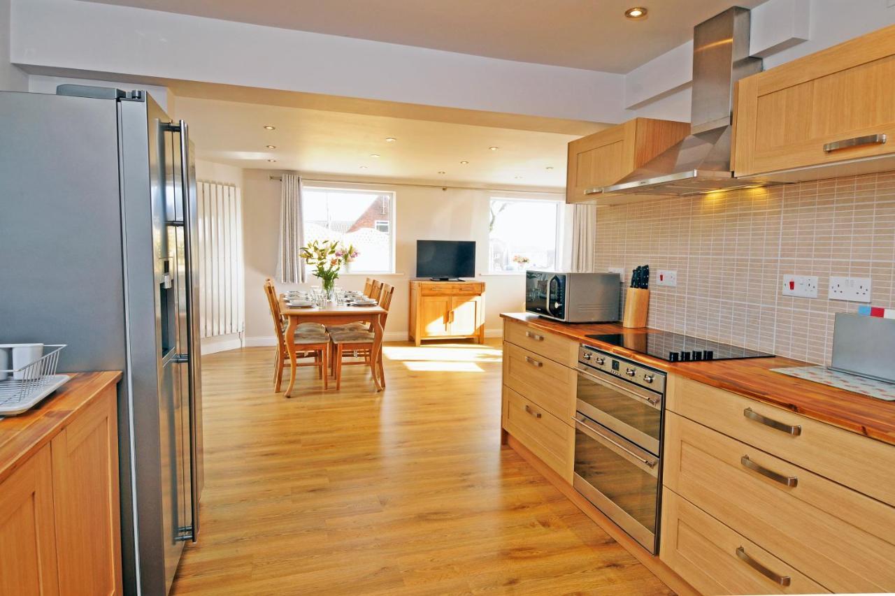 Whitby Spacious Rugby Field Cottage With Off-Street Parking And Ev Fast Point For Electric Cars Exterior photo
