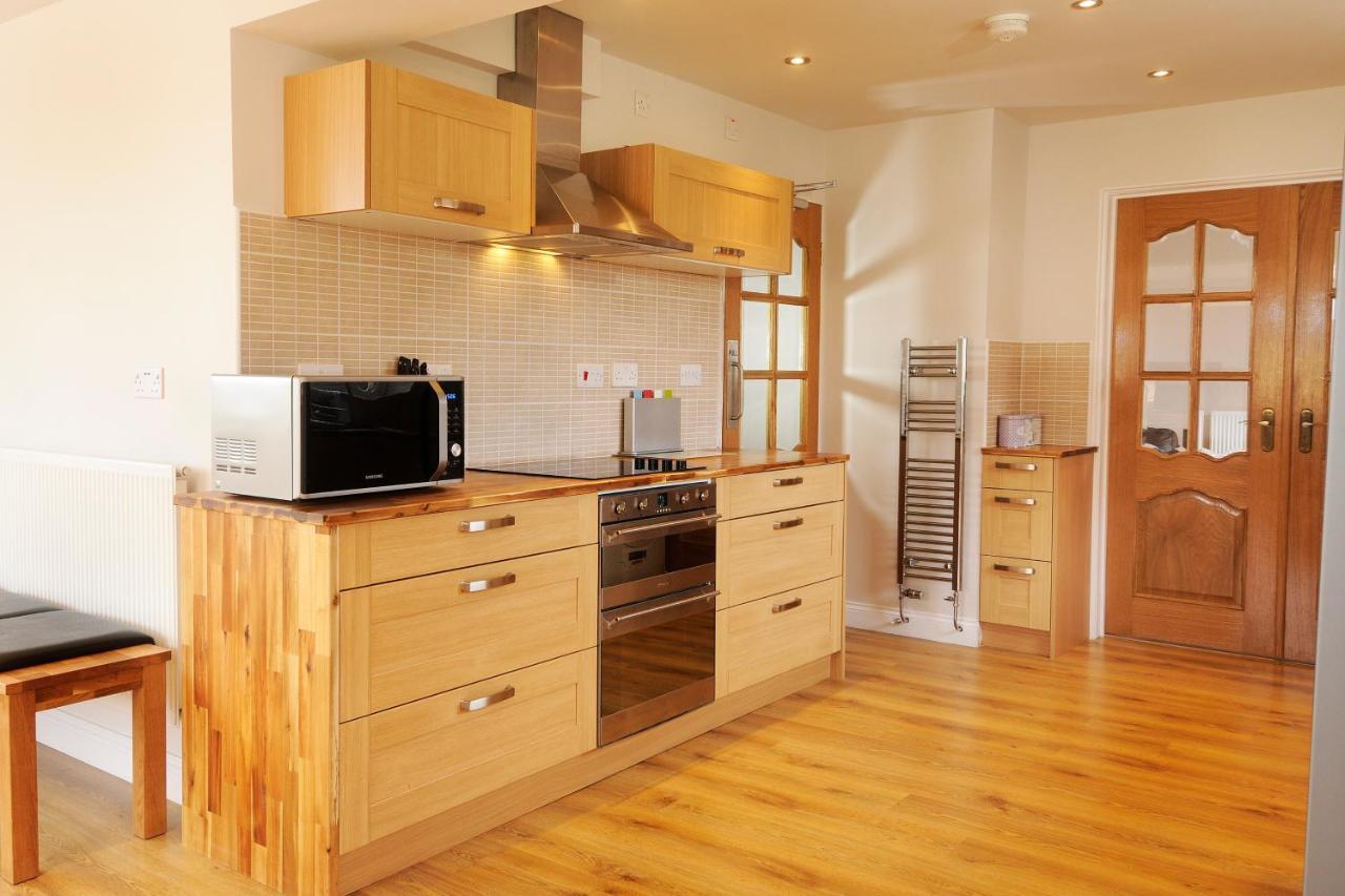 Whitby Spacious Rugby Field Cottage With Off-Street Parking And Ev Fast Point For Electric Cars Exterior photo